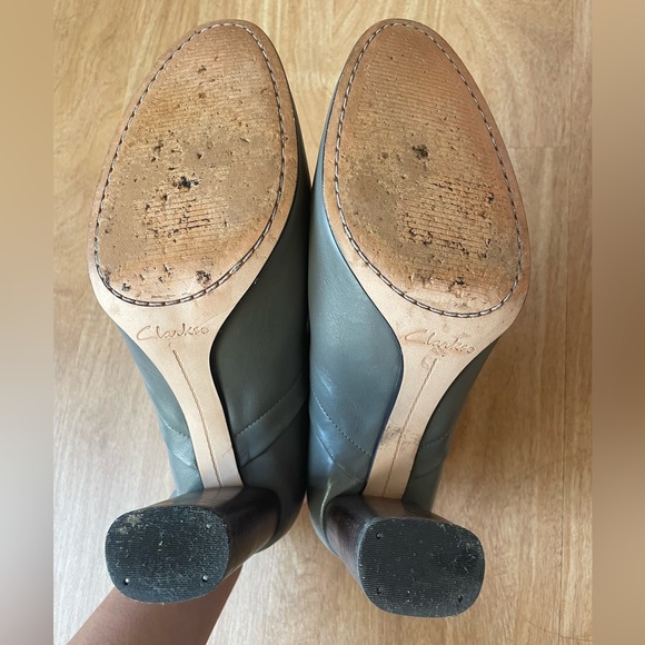 Clarks leather grey heeled bootie size 8 women’s - Picture 4 of 4